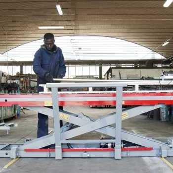 Lif table stepping motion on track